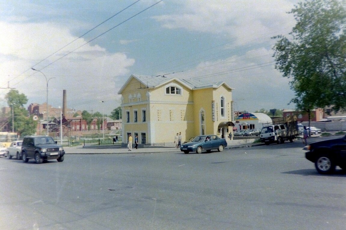 Магазин 'Стрелец', Добролюбова 1, Екатеринбург. 1990-е годы. (Ekaterinburg)